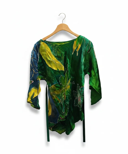 Sidenmjuk blus med blommönster och asymmetrisk fåll