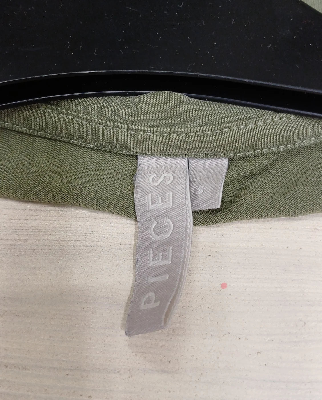 Pieces olivgrön t-shirt med v-ringning