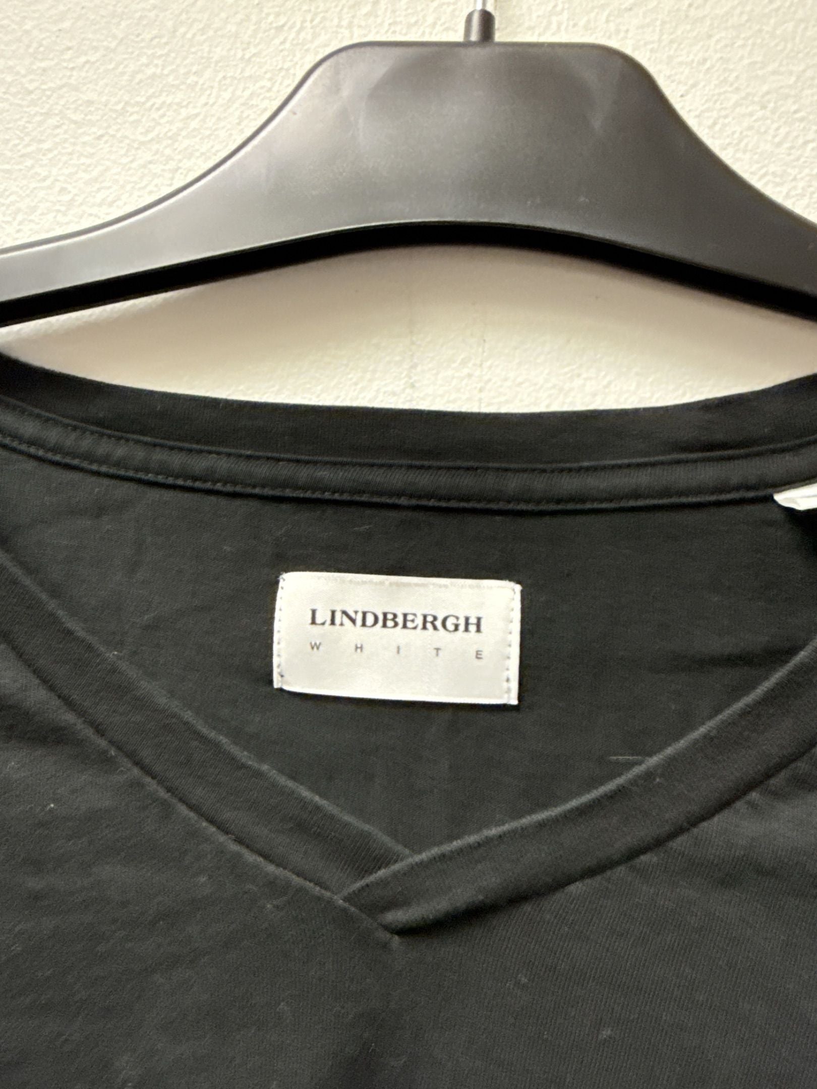 Lindbergh White svart v-ringad t-shirt