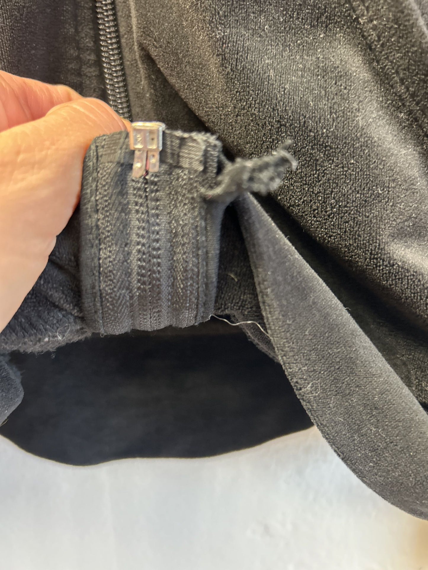 Gina Tricot svart velour huvtröja med dragkedja