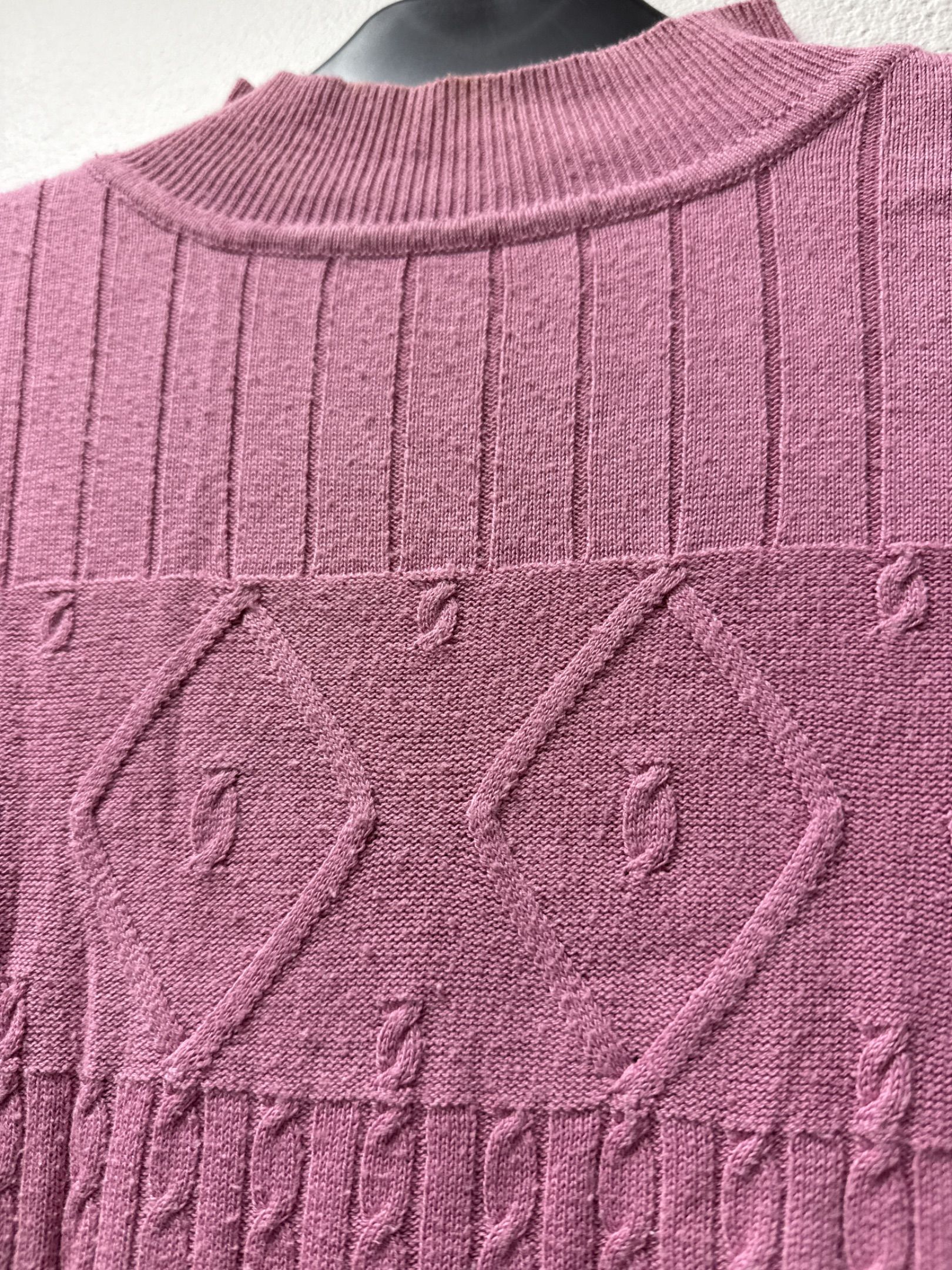 Ribbad tröja med struktur i rosa
