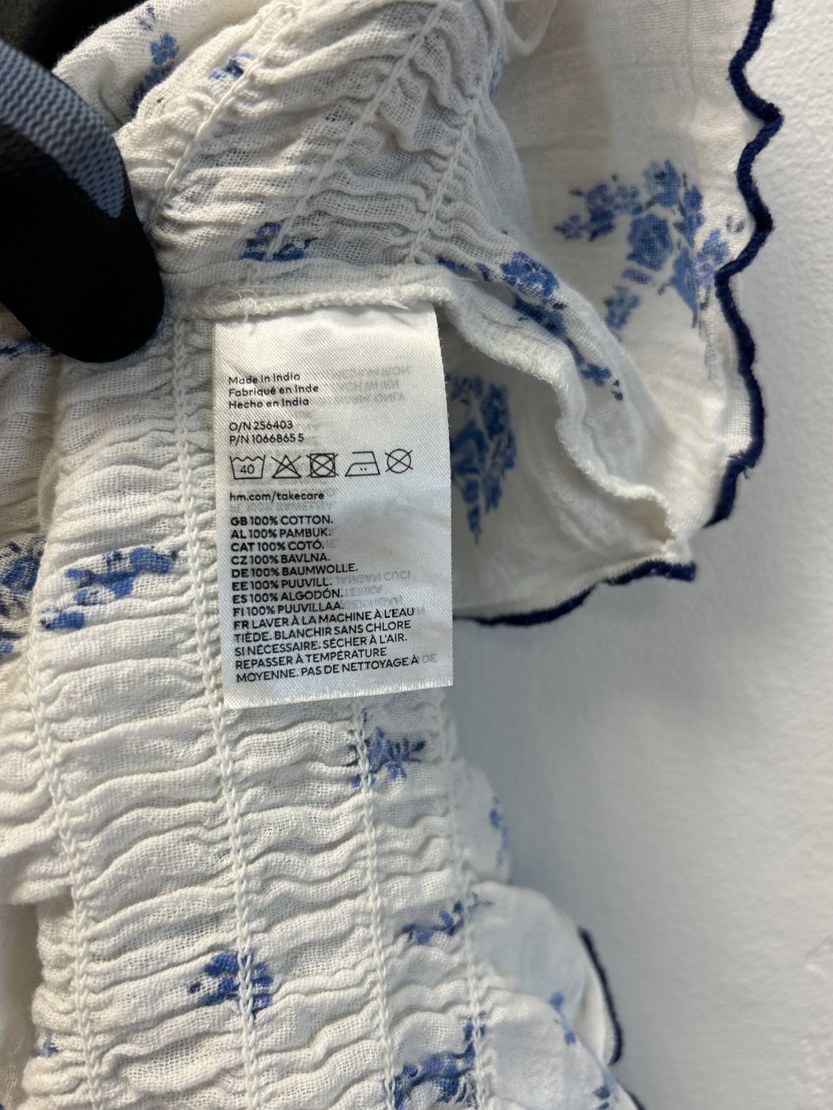 H&M vit blommig crop top med puffärm