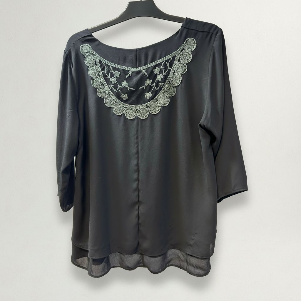 Zizzi svart blus med spetsdetalj