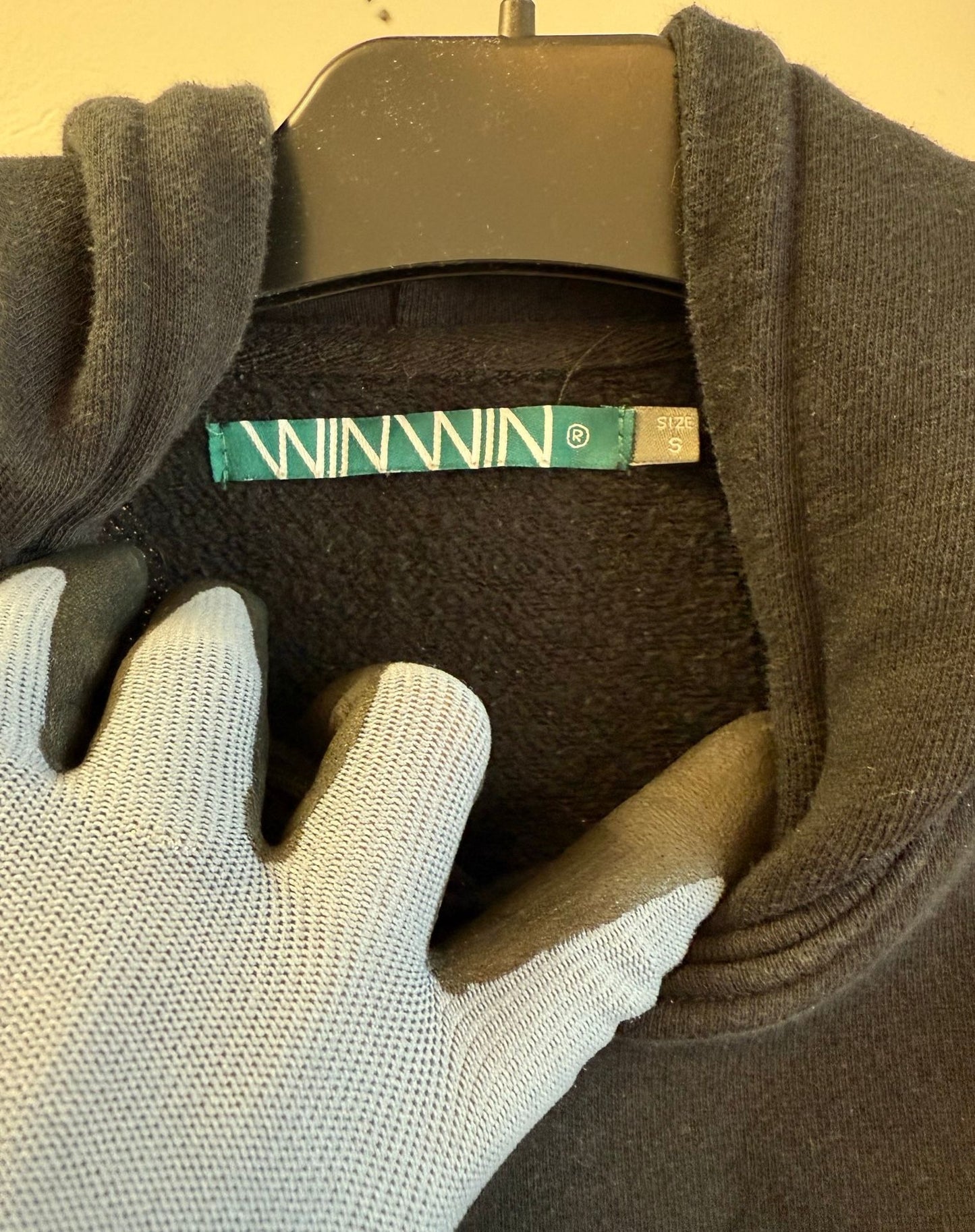 WIN WIN svart hoodie med kanguruficka
