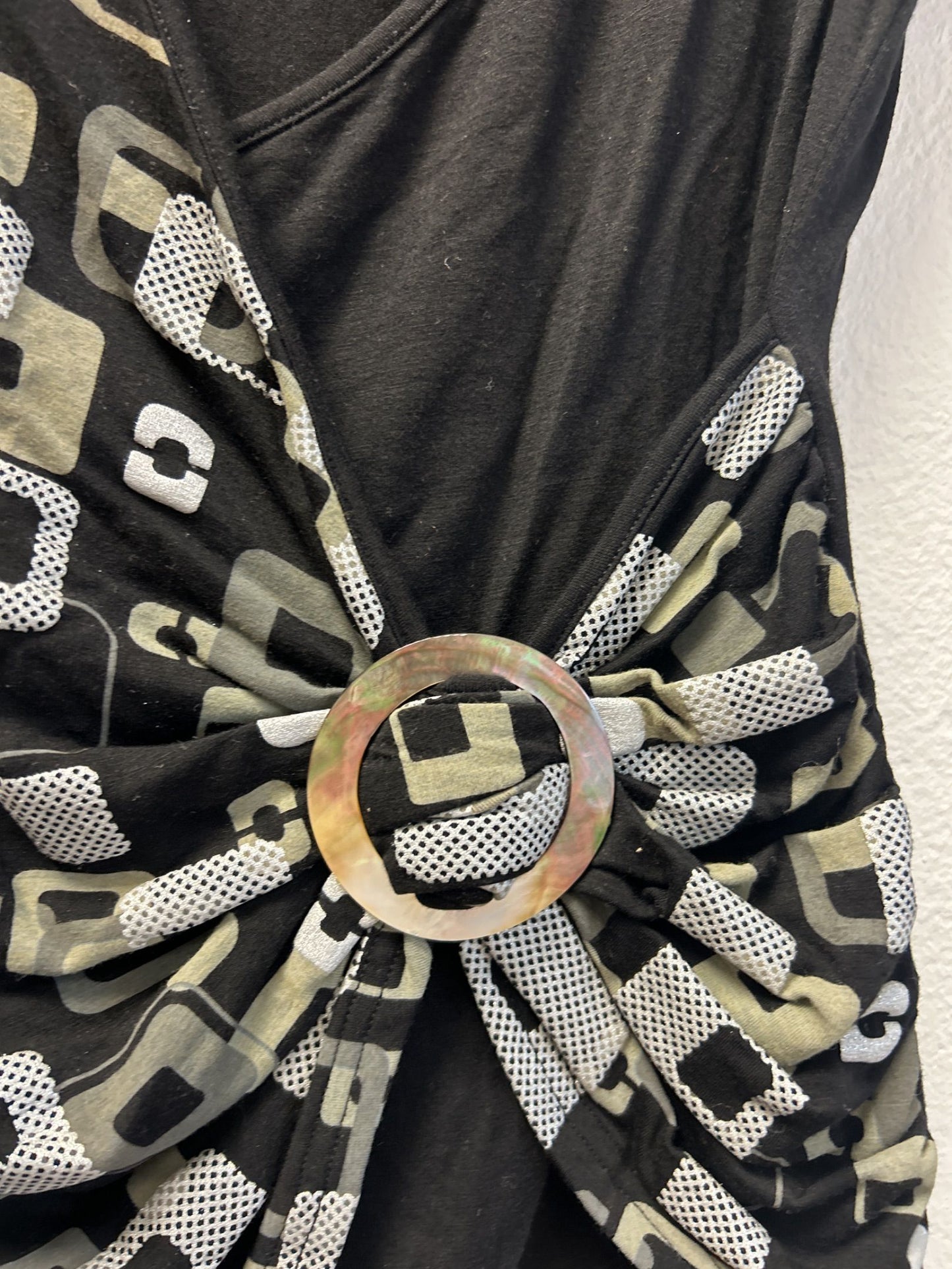 Wica svart mönstrad linne med ringdetalj