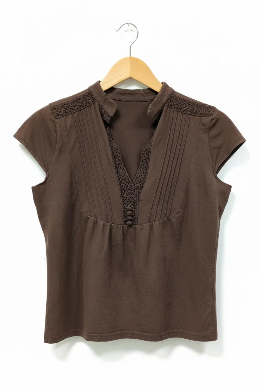 Kort brun blus med spetskant, storlek S