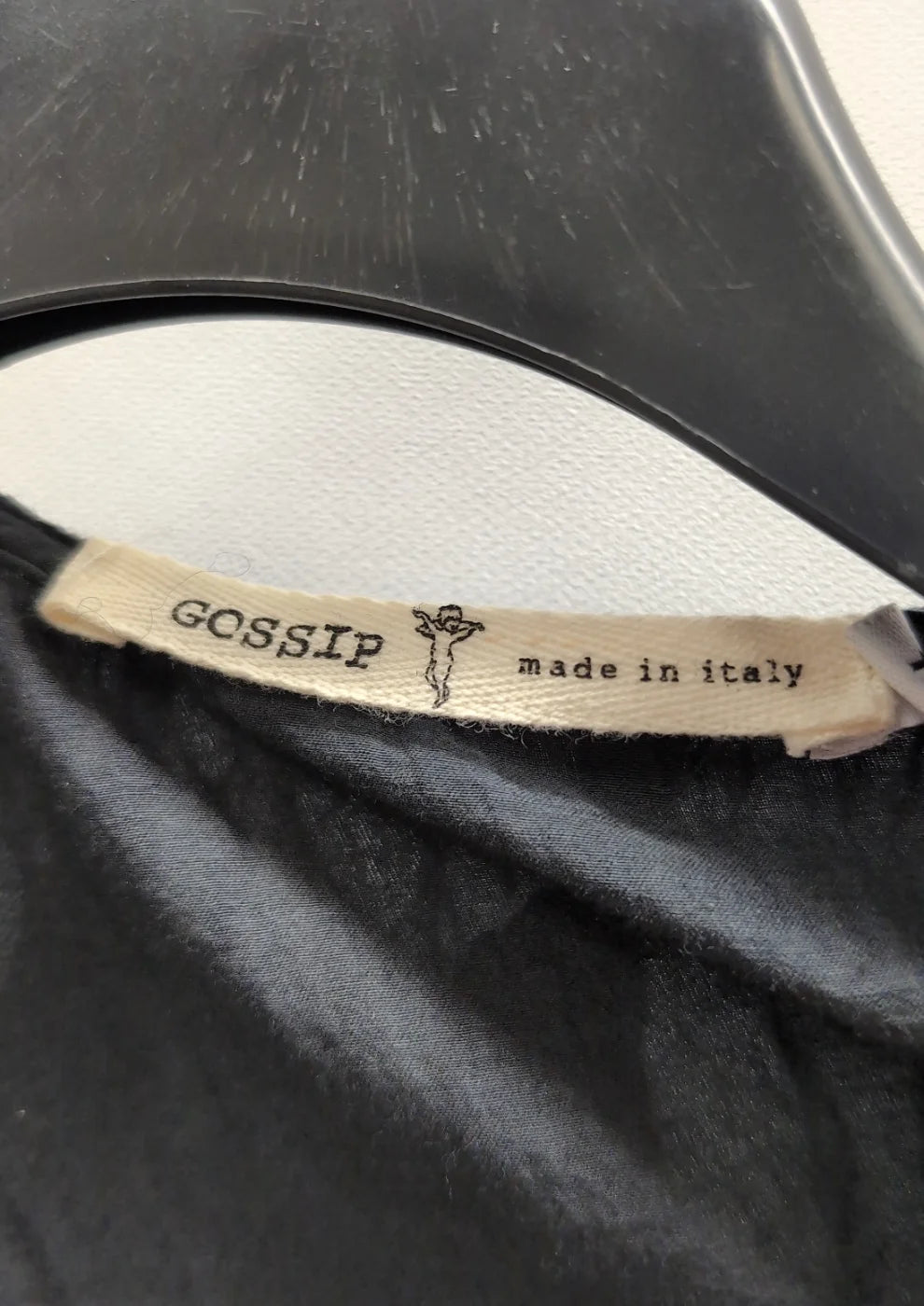 GOSSIP svart blus med volang