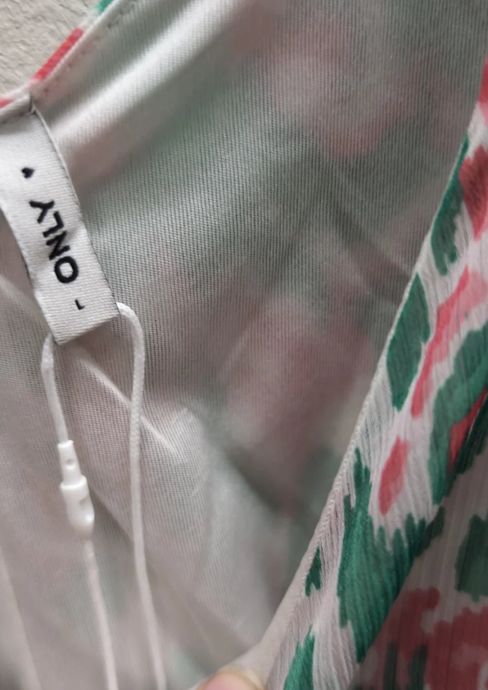 ONLY blus med v-ringning och volangärm