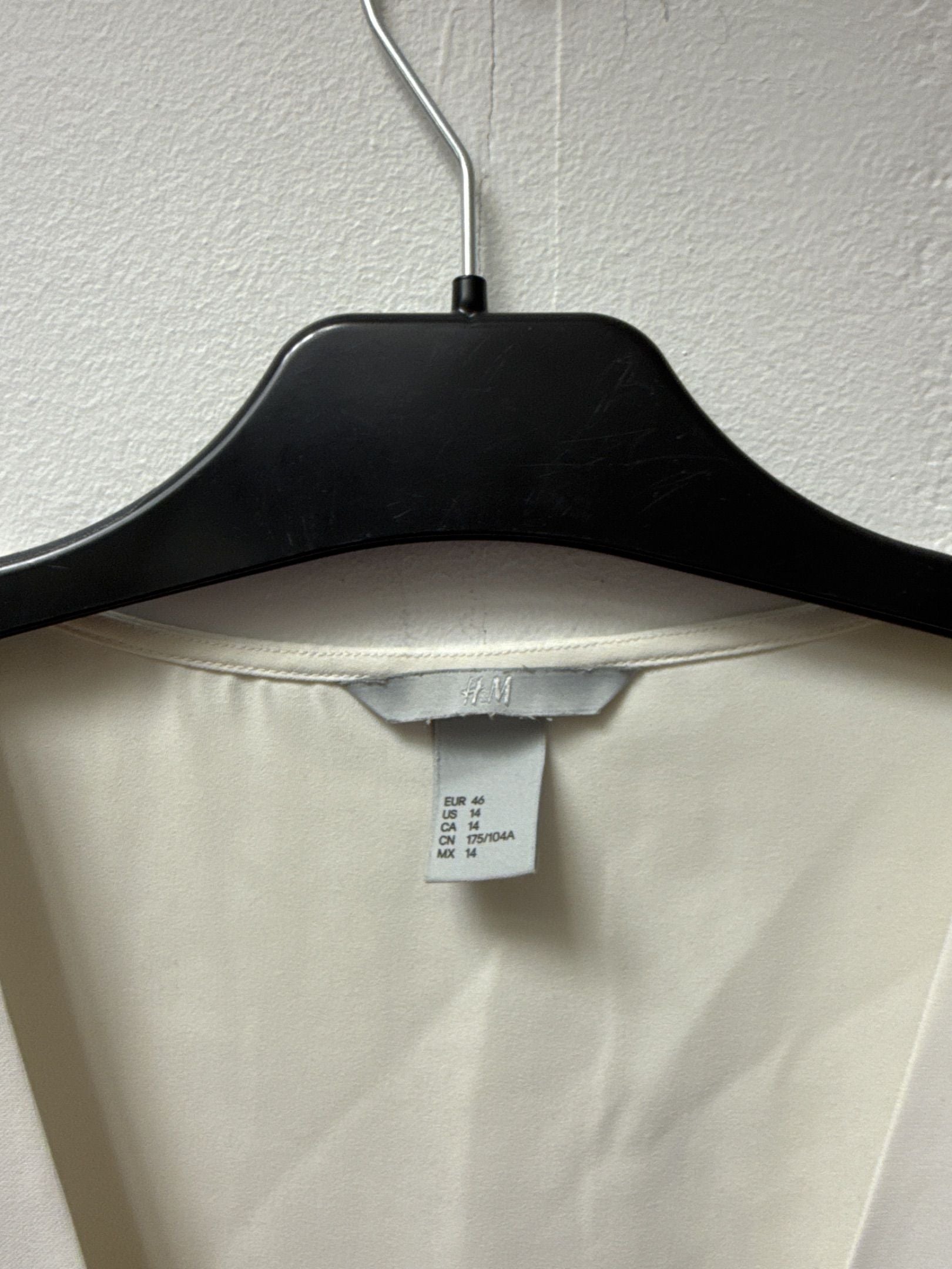 H&M vit blus med v-ringning och vida ärmar