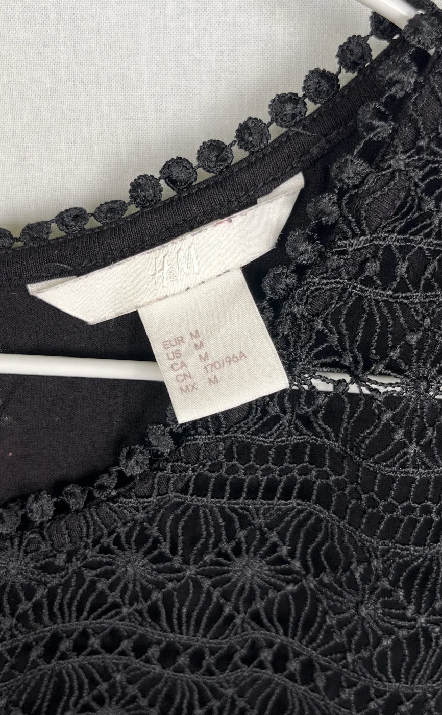 H&M svart ärmlös topp med virkad överdel