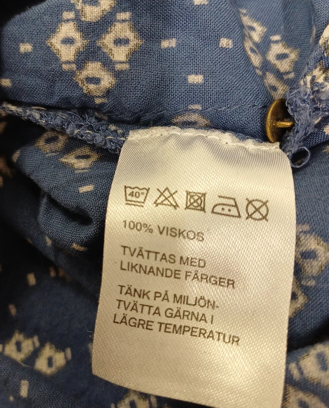 Å mönstrad blå viskos tunika