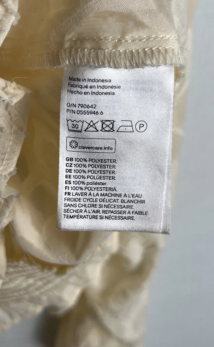 H&M beige blus med hög krage och struktur