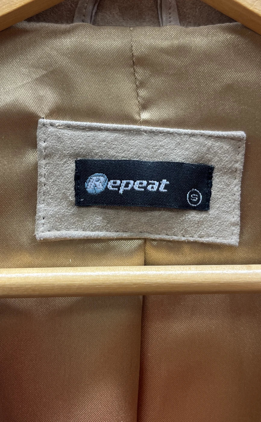 Repeat beige mockajacka