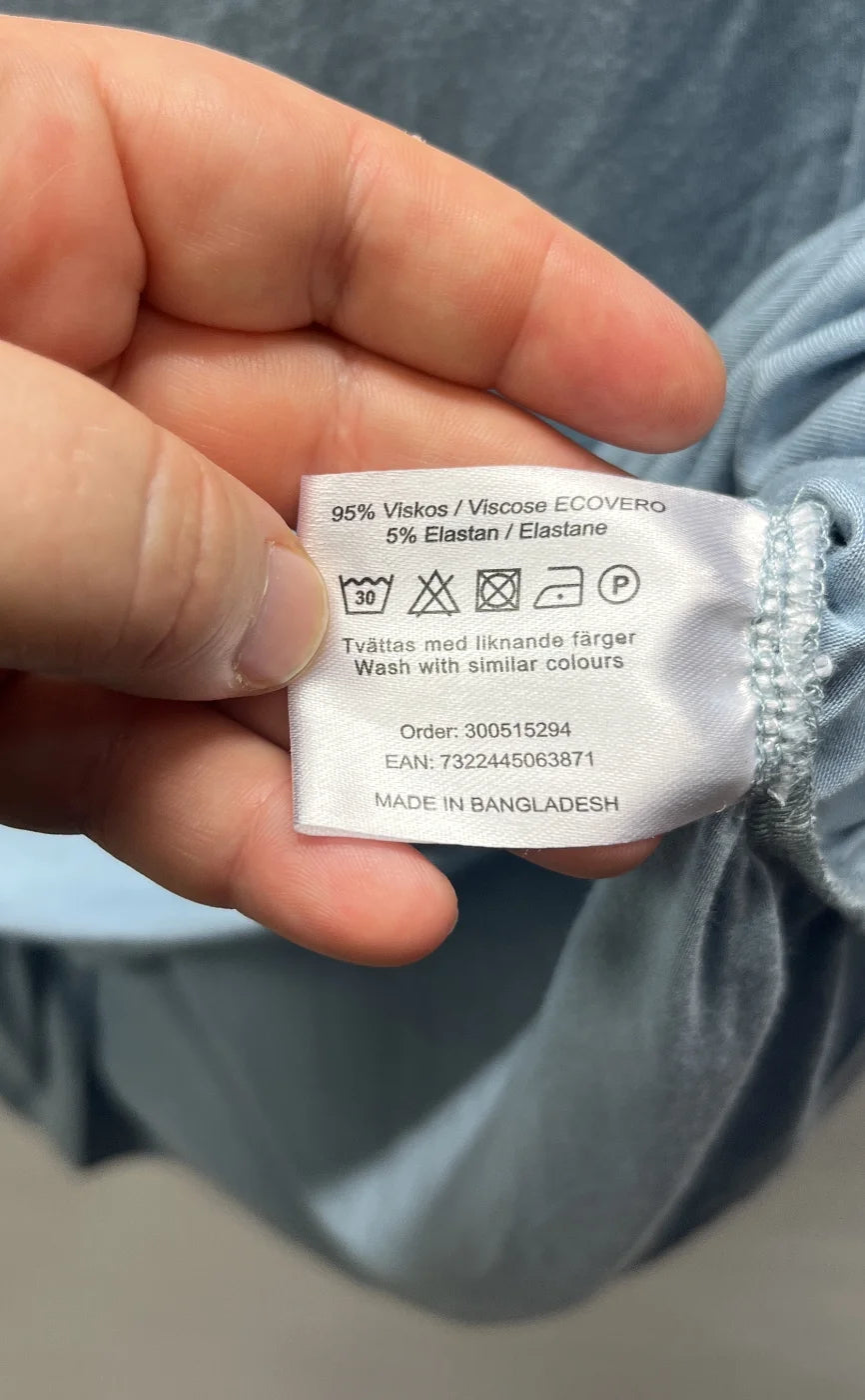 STORIES ljusblå t-shirt med sidsamling