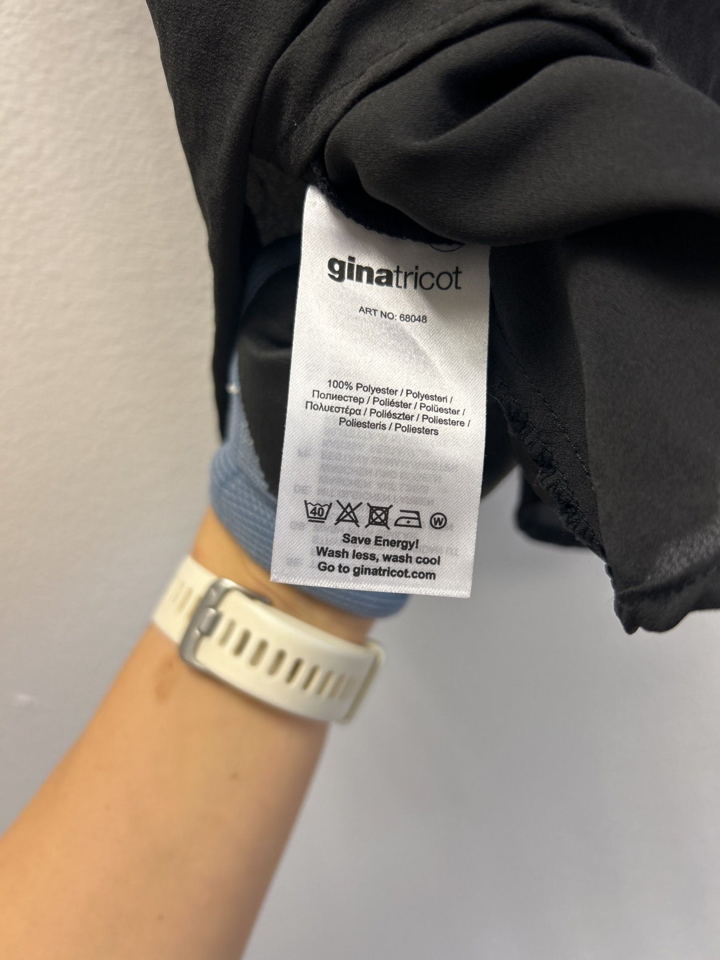 Gina Tricot svart blus med kort ärm
