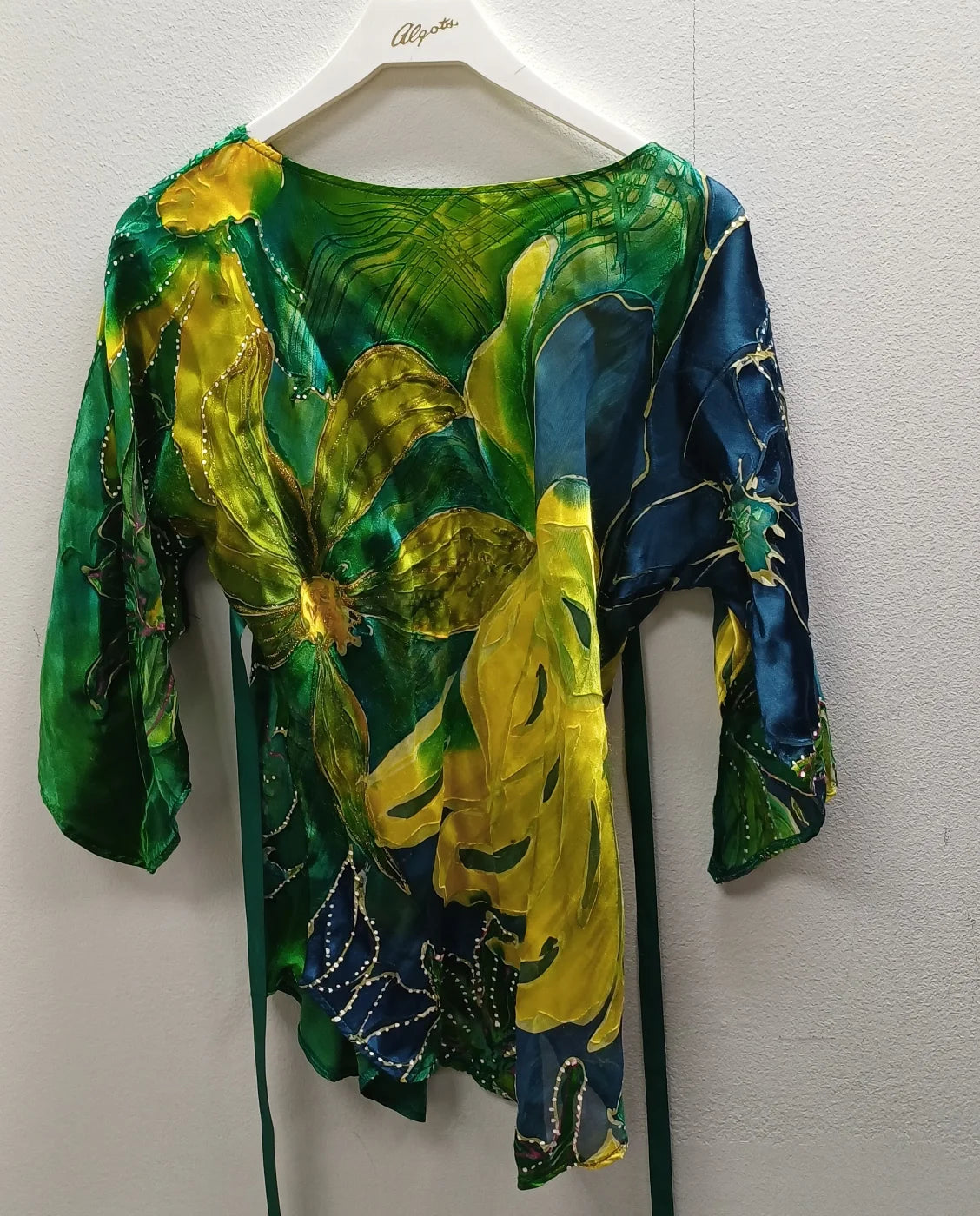 Sidenmjuk blus med blommönster och asymmetrisk fåll