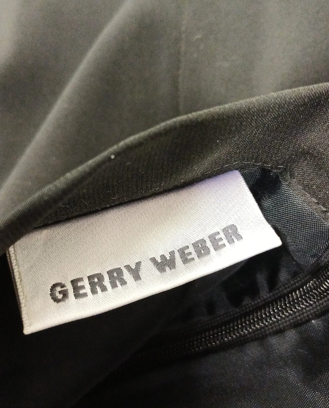 Gerry Weber svart plisserad midikjol