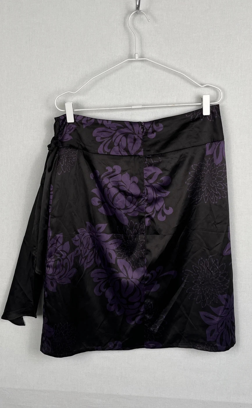 Expresso svart satin omlottkjol med lila blommor