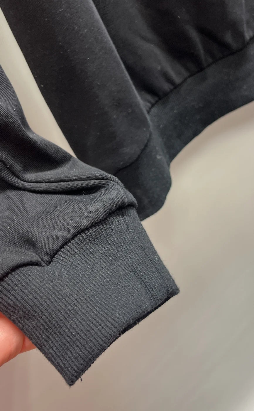 Svart sweatshirt med broderat ansikte