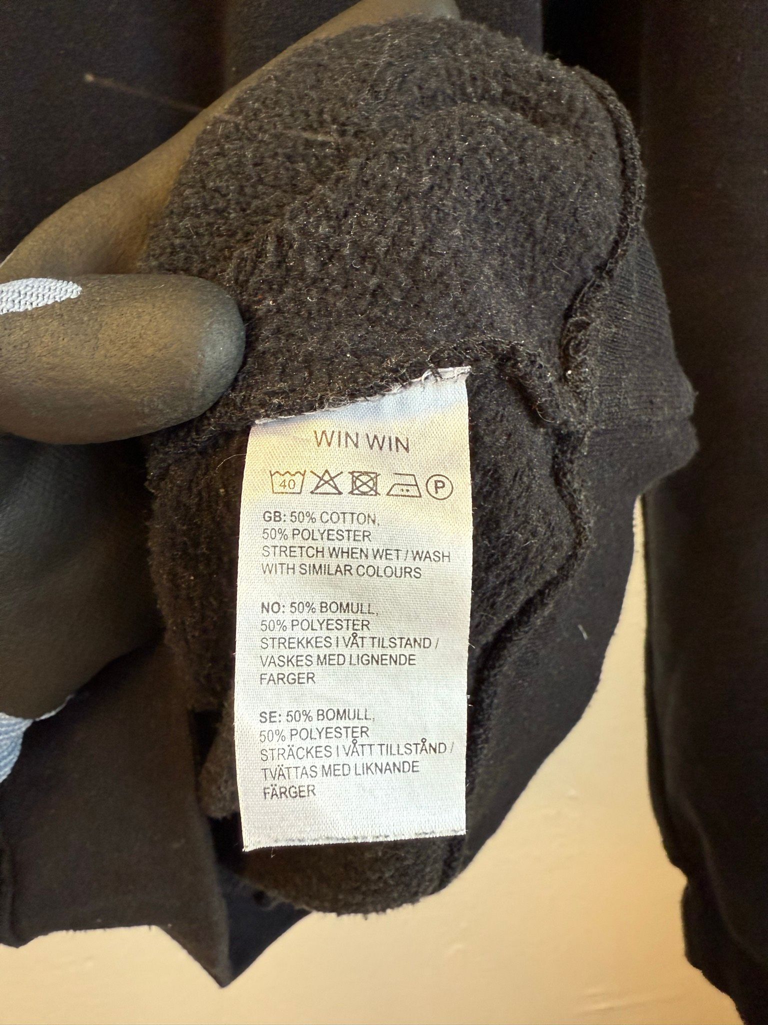 WIN WIN svart hoodie med kanguruficka