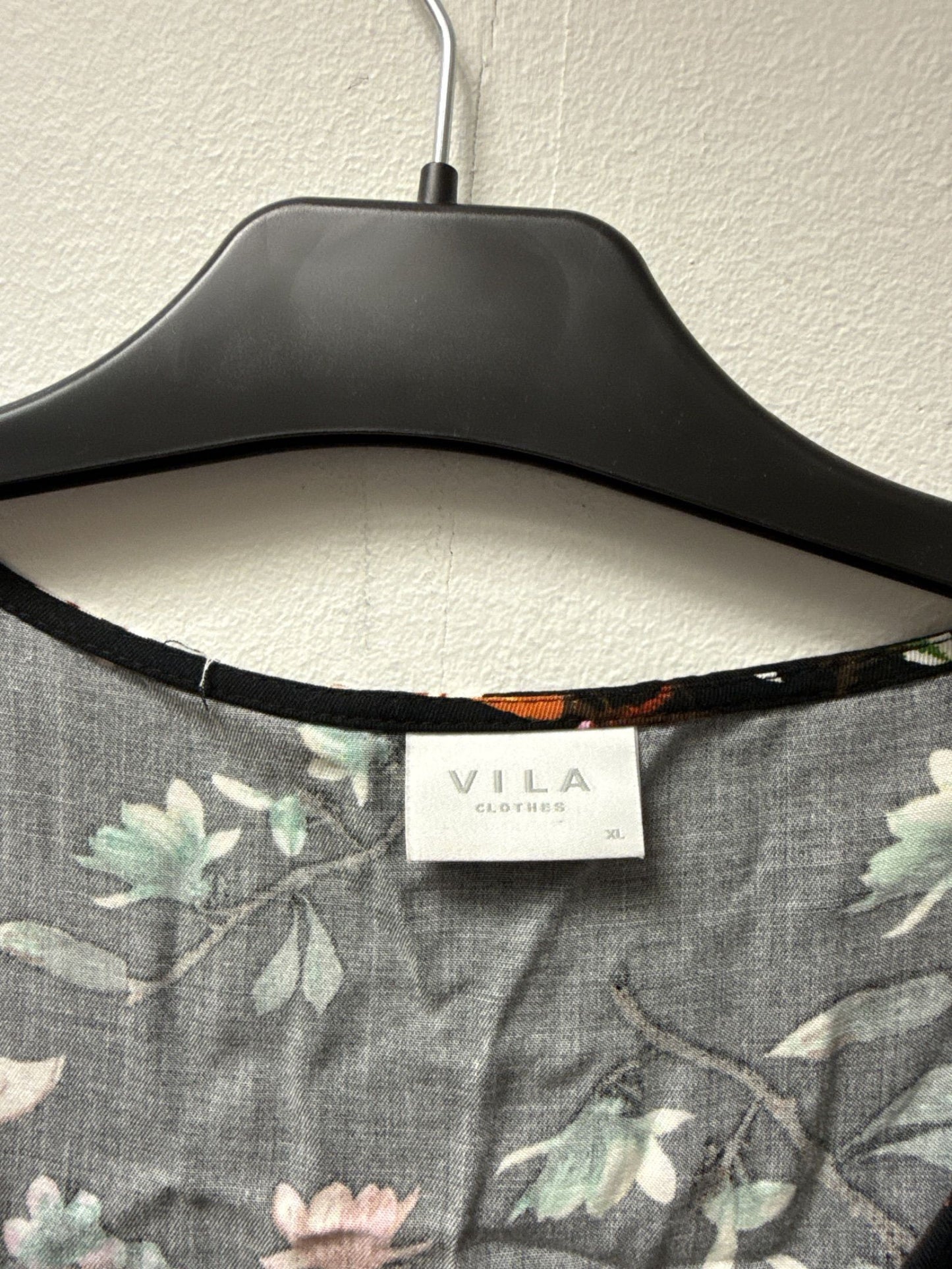 VILA blommig blus med v-ringning