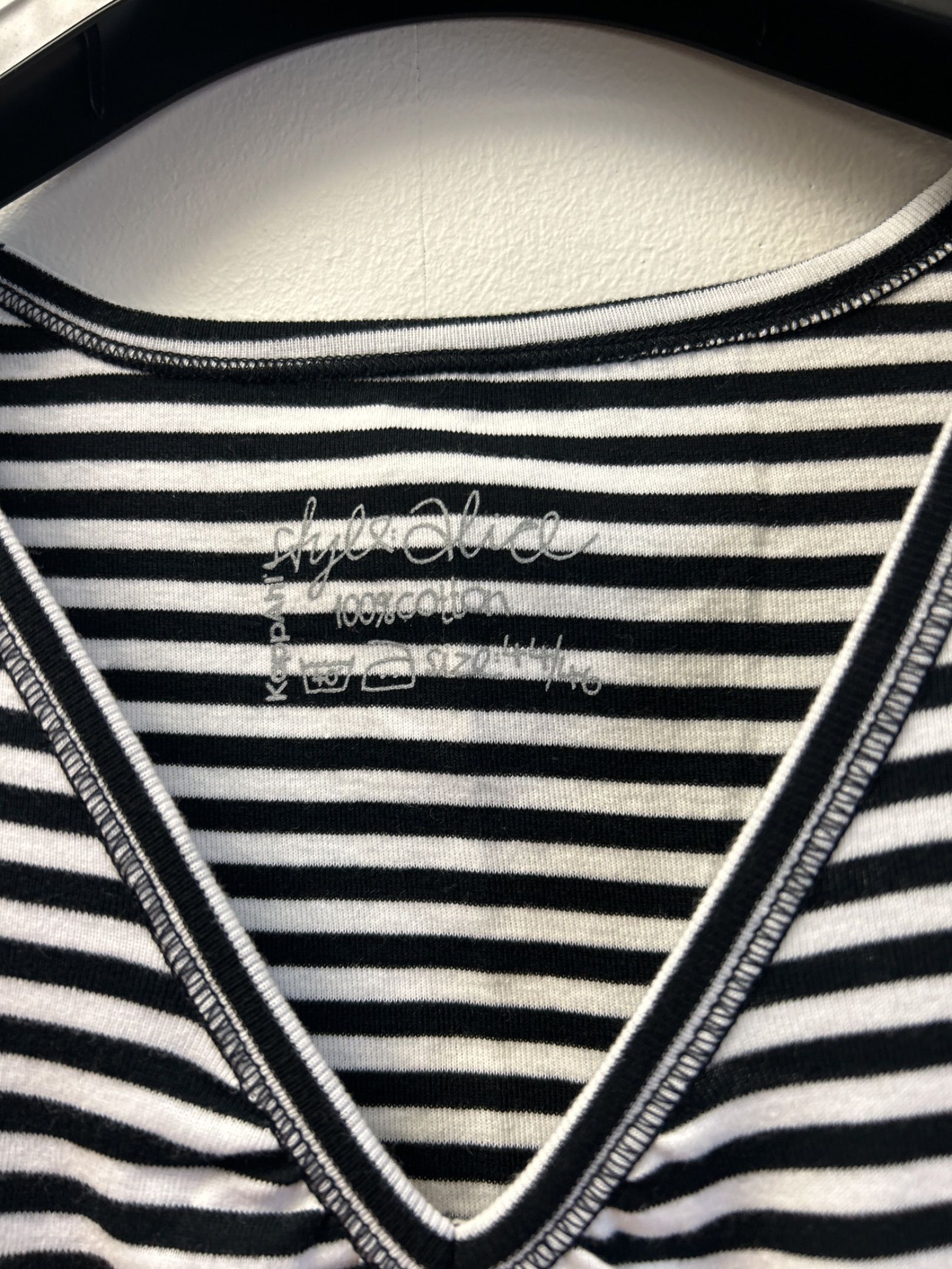 KappAhl Style Alice randig t-shirt med v-ringning