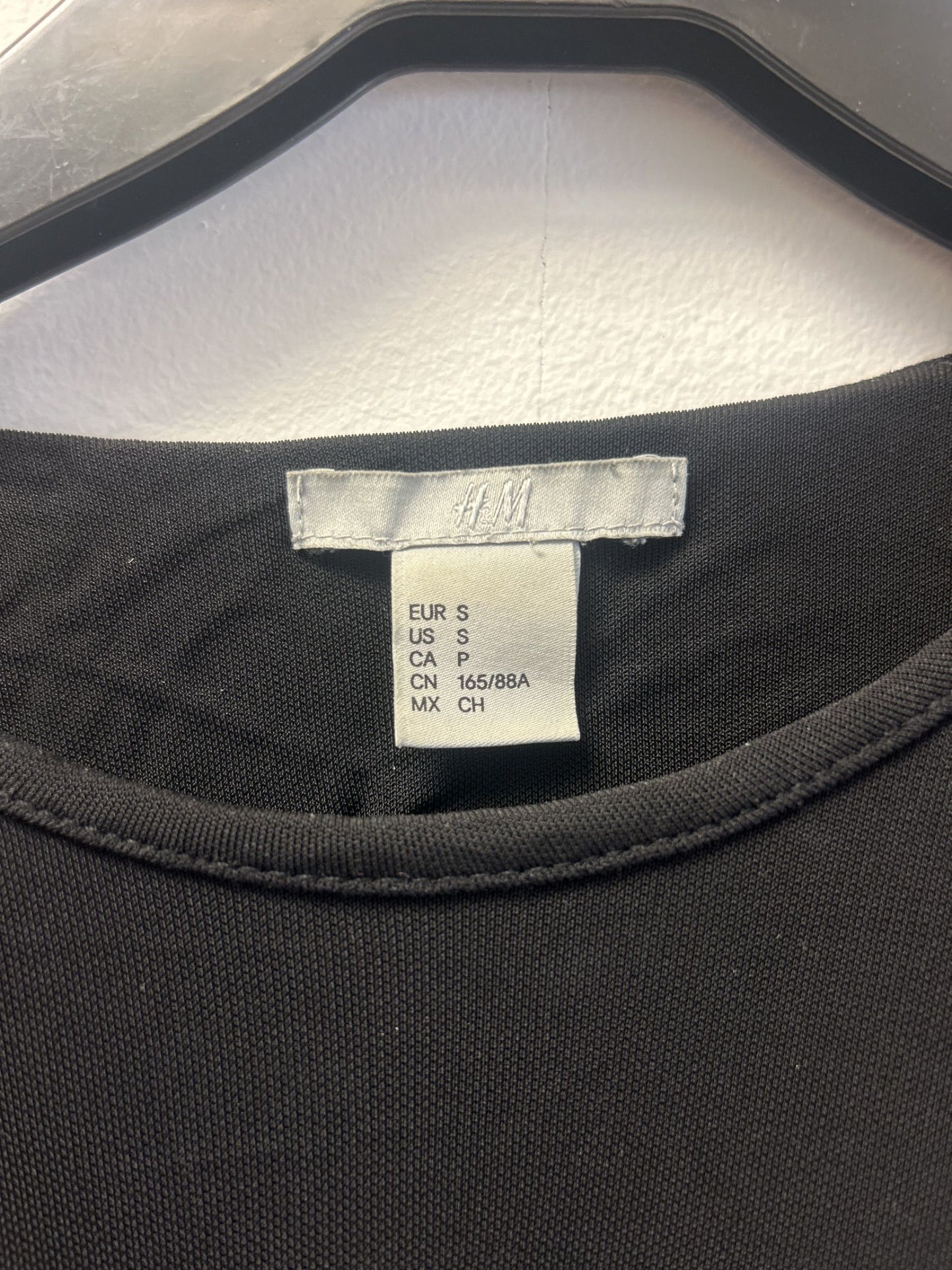 H&M svart långärmad topp med volangdetalj