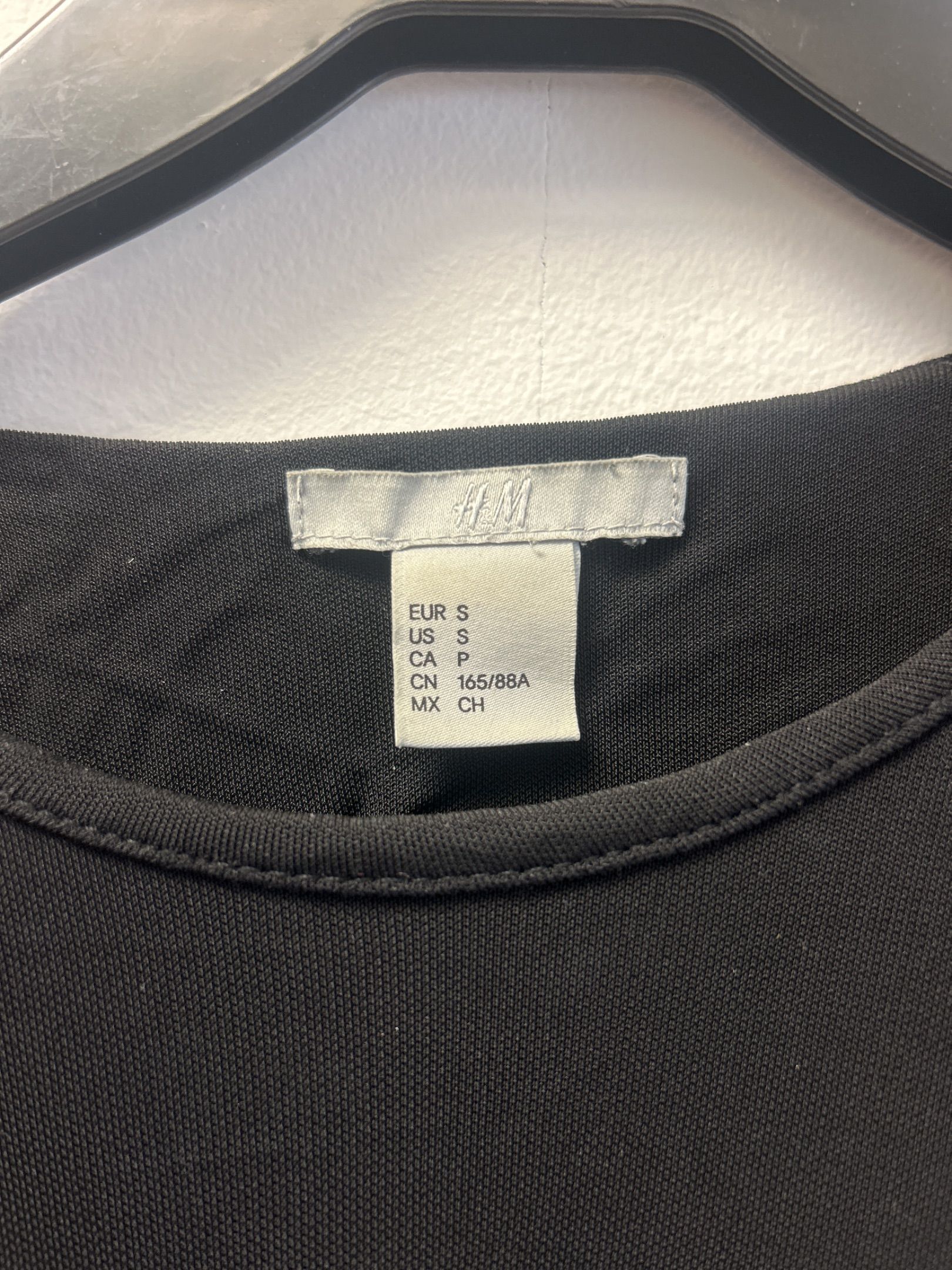H&M svart långärmad topp med volangdetalj
