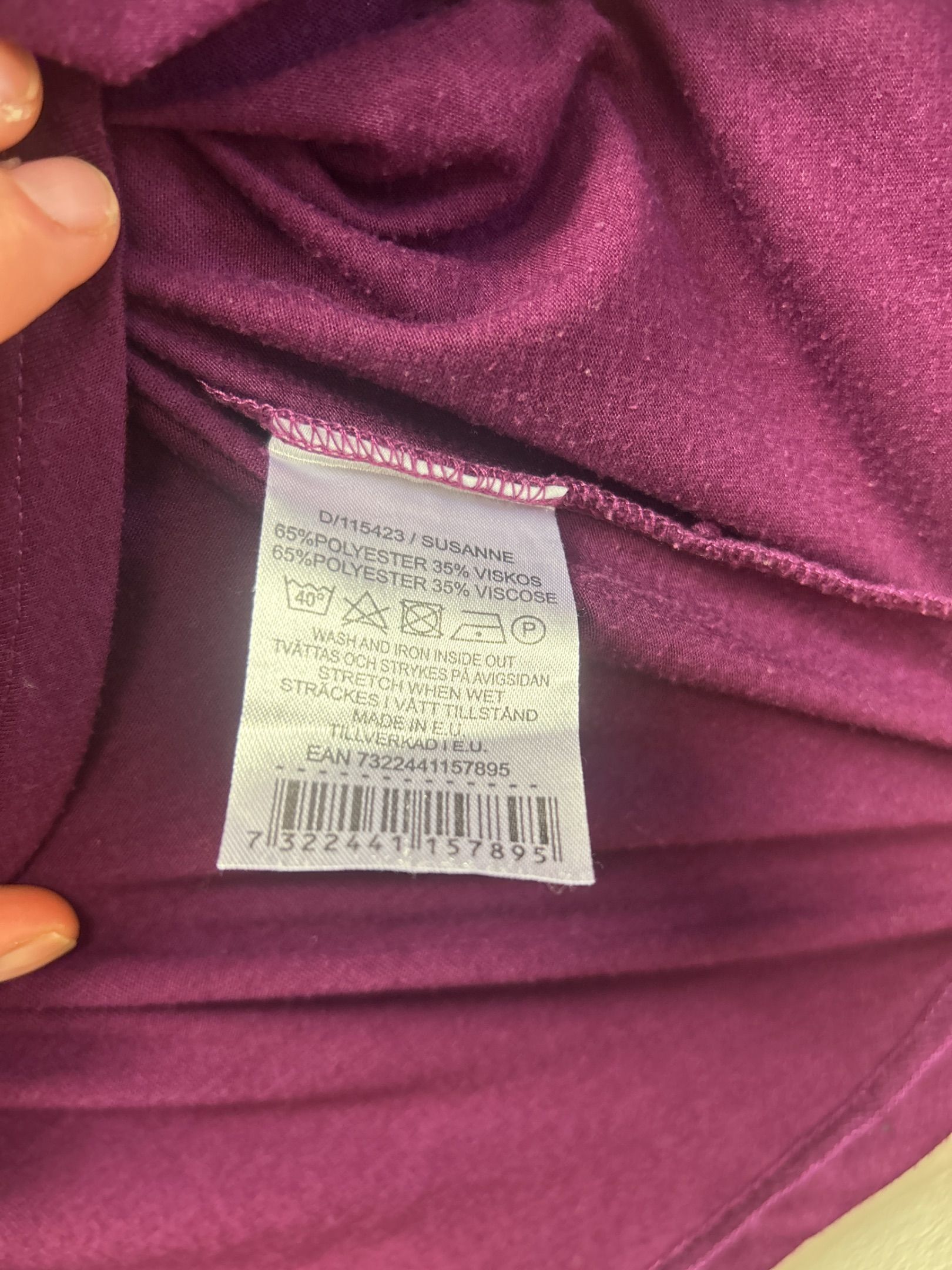 Basic U bas t-shirt i burgundy med kort ärm