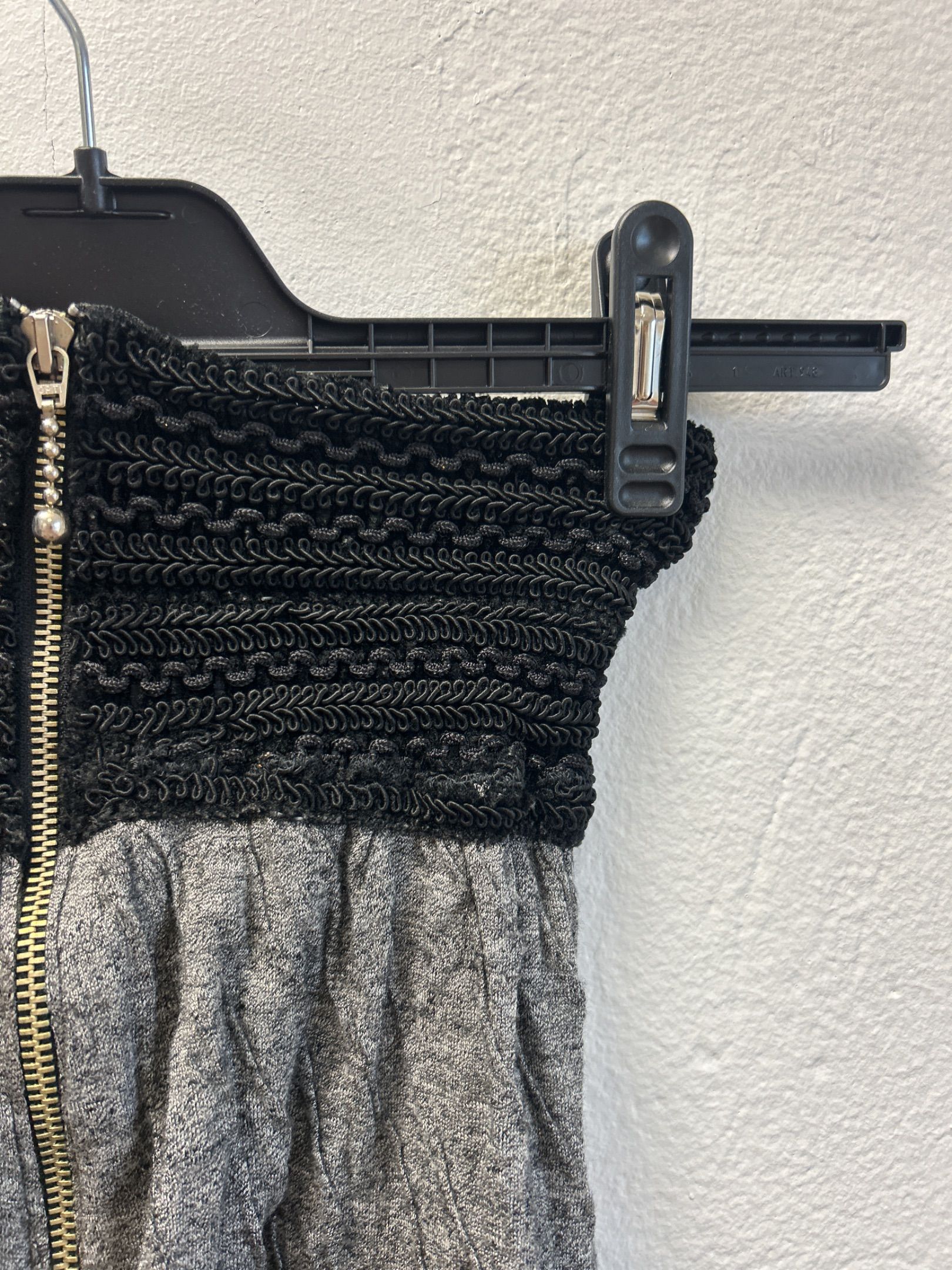 Quiltad grå trikåjacka och byxset