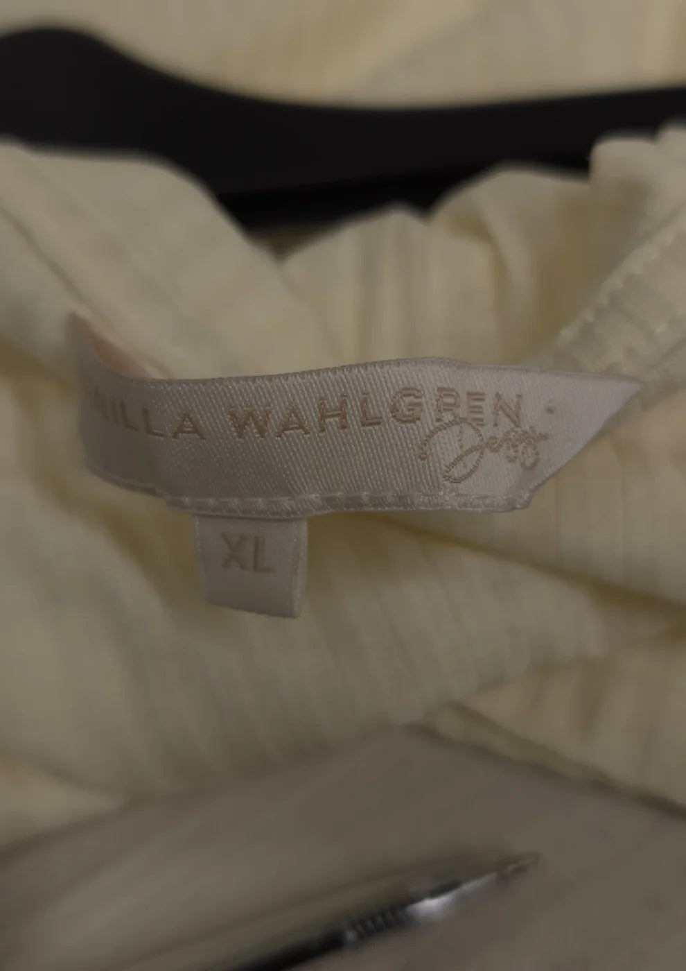 Pernilla Wahlgren ribbad topp med volang