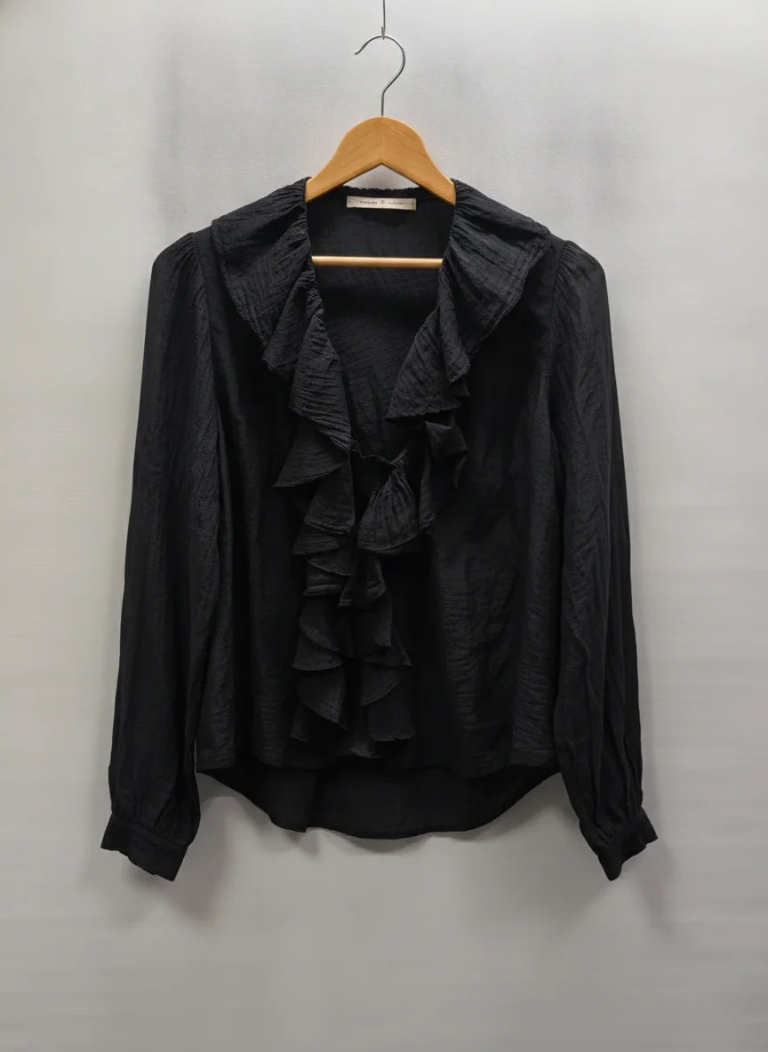 GOSSIP svart blus med volang
