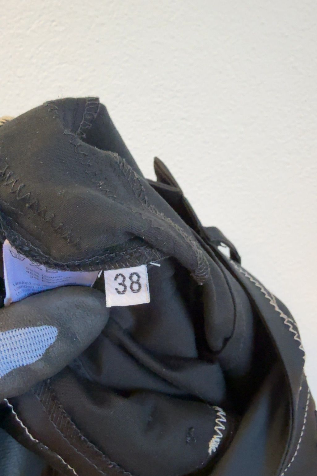 Pardon svarta satinbyxor med knäppningsflärpar