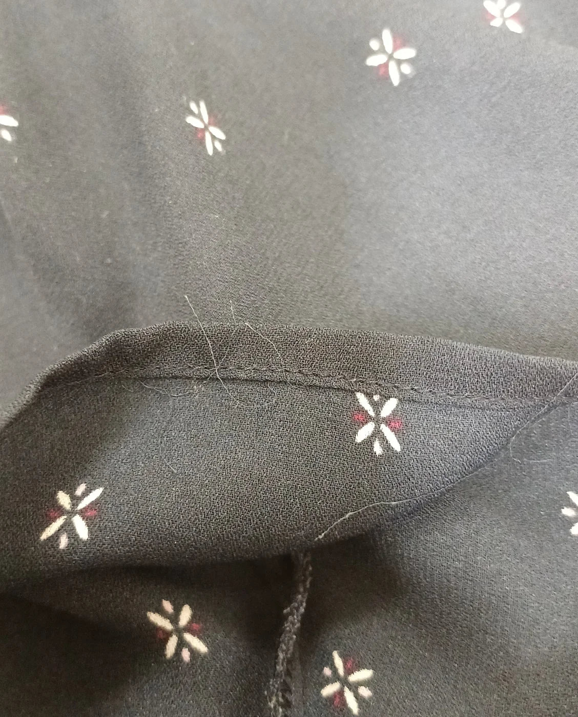 Bondelid mörkblå blus med blommönster